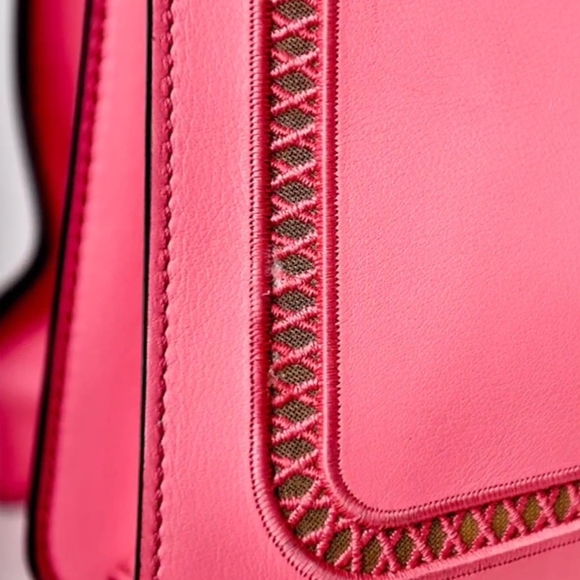 Fendi Pink Shoulder Bag with Intricate Design - Picture 5 of 7